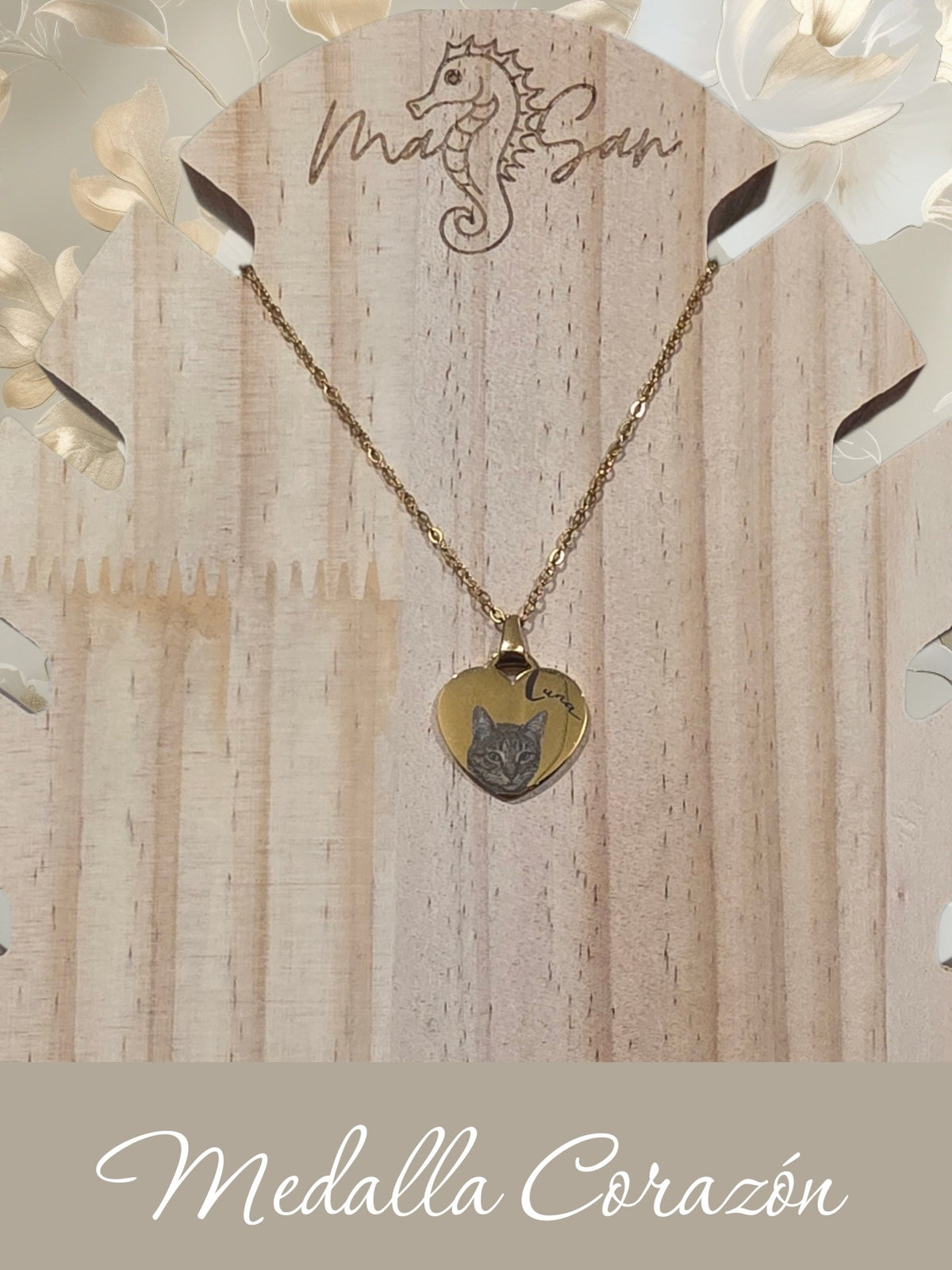 Medalla corazón dorada personalizada con foto y nombre grabados, con cadena dorada