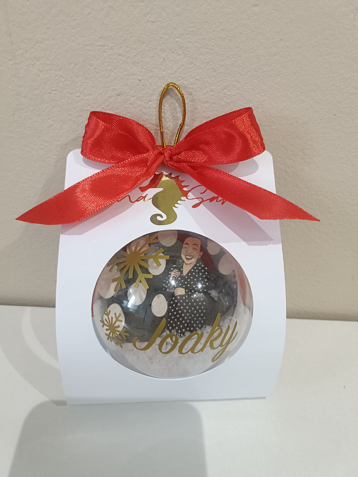 Bola de Navidad personalizada con foto y nombre en caja regalo con lazo rojo