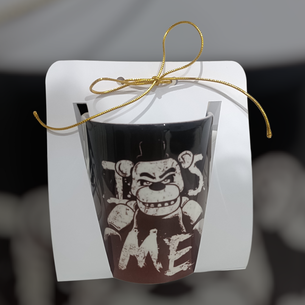 Taza negra con diseño Freddy Fazbear Five Nights at Freddy's It's Me con packaging blanco y lazo dorado