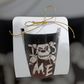 Taza negra con diseño Freddy Fazbear Five Nights at Freddy's It's Me con packaging blanco y lazo dorado