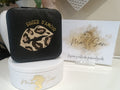 Estuche joyero negro personalizado con diseño de labios animal print dorado Baiser D'Amour
