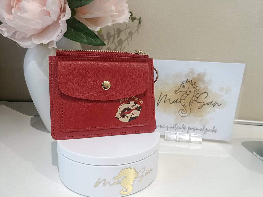 Monedero tarjetero rojo con cremallera dorada y detalle Baiser d'Amour