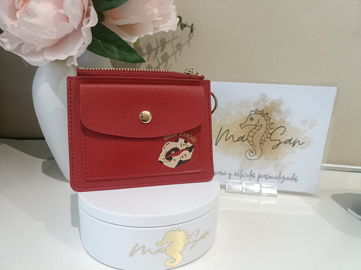 Monedero tarjetero rojo con cremallera dorada y detalle Baiser d'Amour