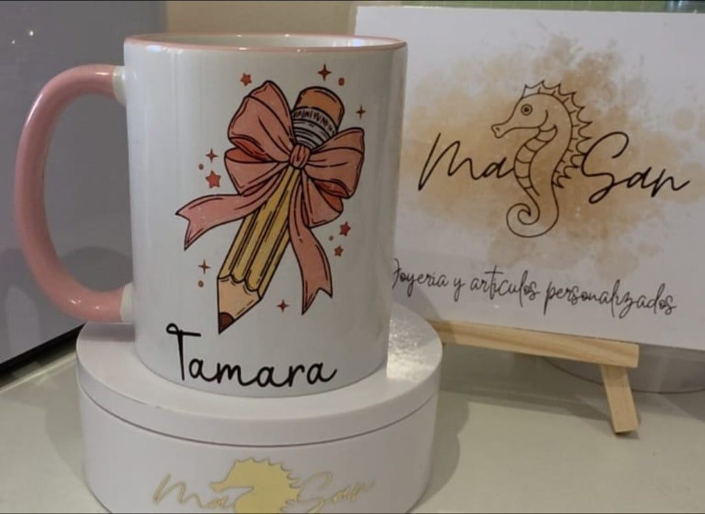 Taza bicolor blanca y rosa personalizada con nombre Tamara y diseño de lápiz con lazo