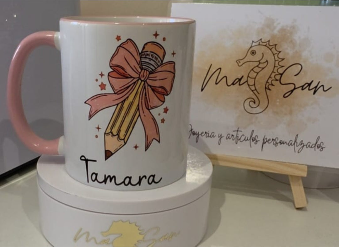 Taza bicolor blanca y rosa personalizada con nombre Tamara y diseño de lápiz con lazo