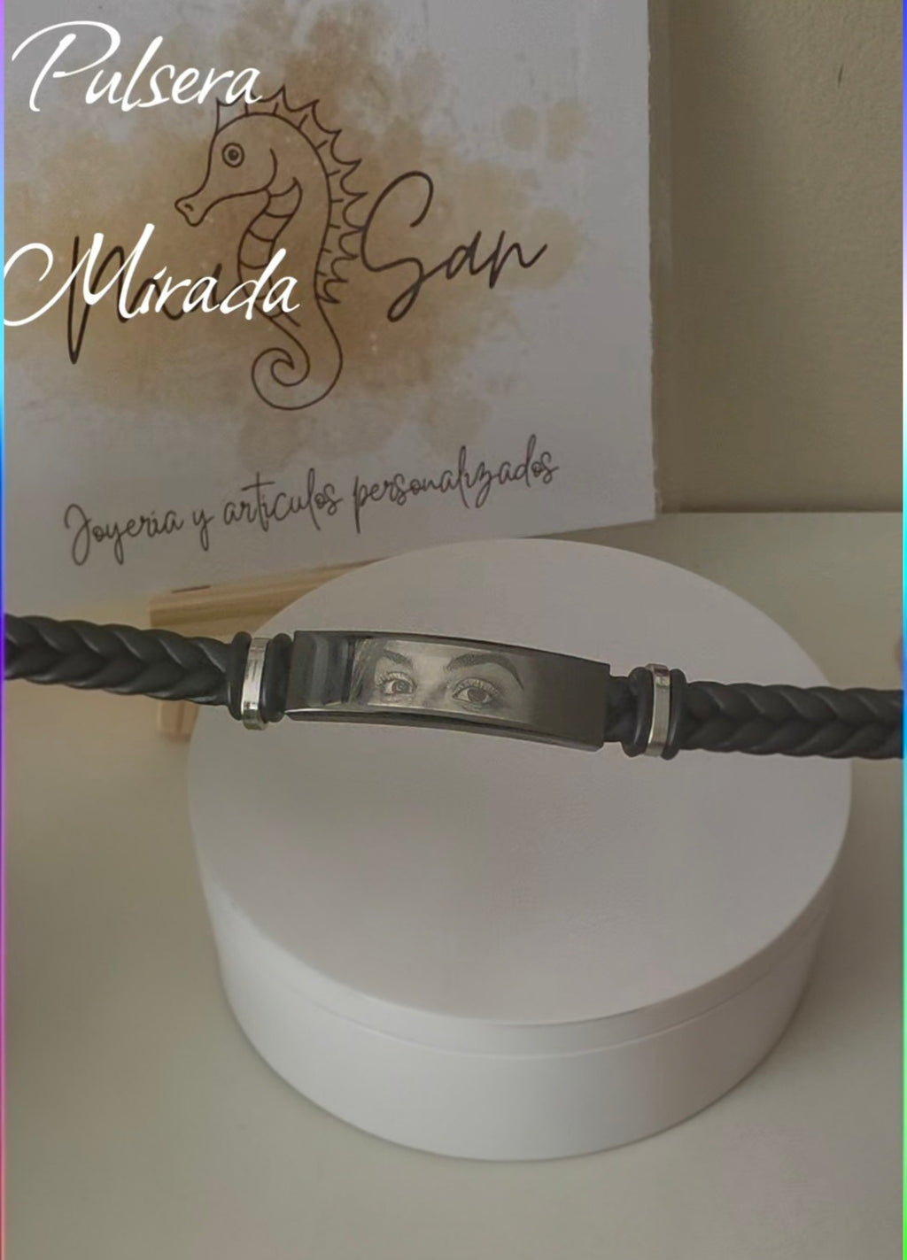 Pulsera Mirada de cuero trenzado negro con placa de acero inoxidable grabada con ojos personalizados
